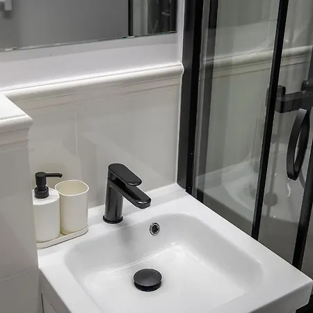 Apartament Batorego 16 Blue Prywatne Mieszkanie 300m Od Metro Pole Mokotowskie I Sgh Samodzielne Zameldowanie! Self Check-in System! Warszawa